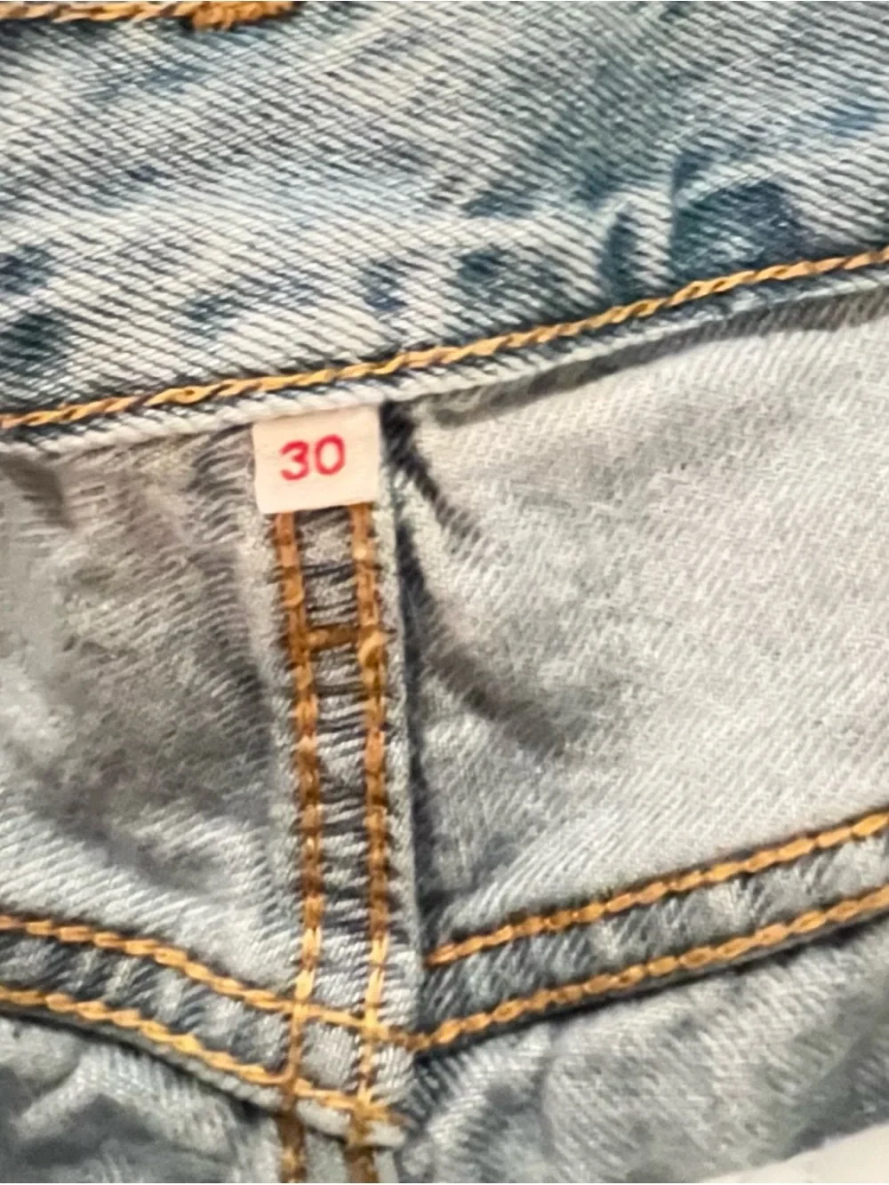 Levi's- Baggy Relaxed Fit Light Wash Jorts. Size: 30